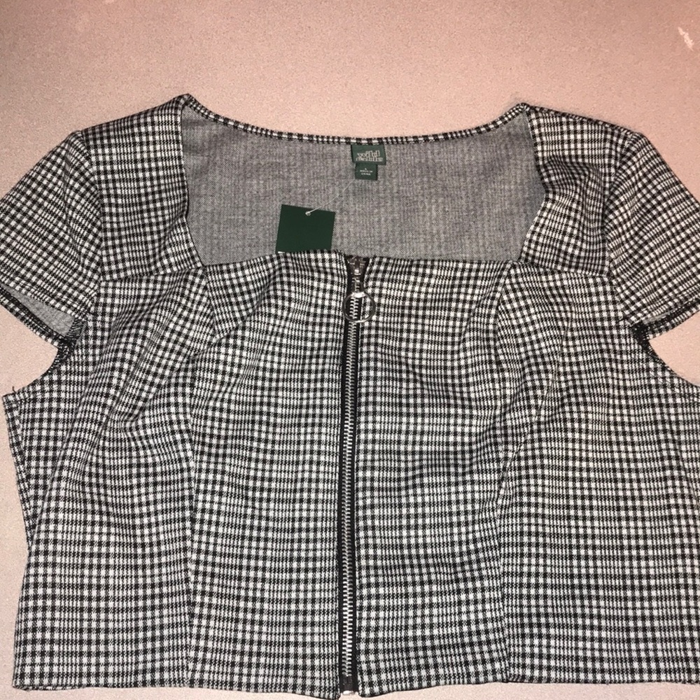 Super cute cropped top! With working zipper